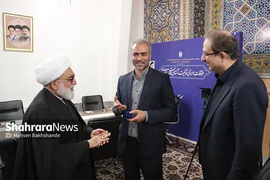 گزارش تصویری | دیدار تولیت آستان قدس رضوی با سارا دیدار بازیکن تیم ملی فوتبال ایران