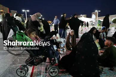 توزیع افطاری در باب الکاظم حرم مطهر امام رضا(ع)