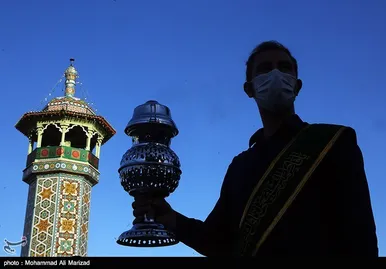 آیین تعویض پرچم گنبد حرم حضرت معصومه(س) و امام رضا (ع) به مناسبت آغاز دهه کرامت