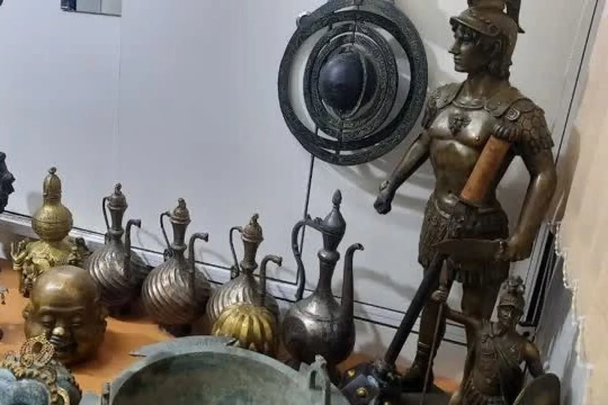 کشف ۵۶ قلم اشیای عتیقه در مشهد (۳ اسفند ۱۴۰۲)
