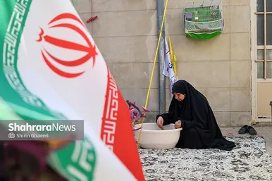 گزارش تصویری | بانوان مشهدی برای مردم حاضر در خیابان ها غذای نذری می پزند