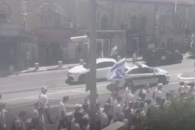 تعرض صهیونیست&zwnj;ها به خبرنگاران و اموال فلسطینیان در راهپیمایی پرچم + فیلم و عکس