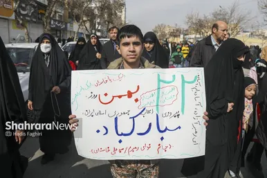 گزارش تصویری |نسل امروز، قلم به دست؛ راهپیمایی ۲۲ بهمن به روایت دست‌های کوچک و آرزوهای بزرگ
