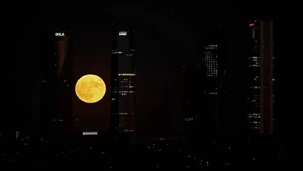 تصاویری از ابرماه کامل شب گذشته در سراسر دنیا (۱۱ مرداد ۱۴۰۲)