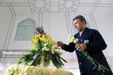 گل آرایی حرم مطهر رضوی در آستانه میلاد امام رضا (ع)
