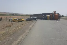 واژگونی تریلی حامل خودرو در محور نیشابور به مشهد + تصاویر