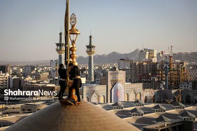 اهتزاز پرچم عزای حسینی بر فراز گنبد حرم رضوی