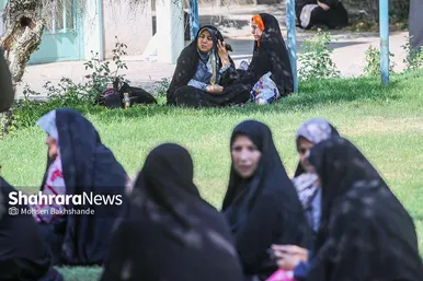 مادران انتظار | عکس‌هایی از مادران کنکوری‌ها پشت درهای بسته