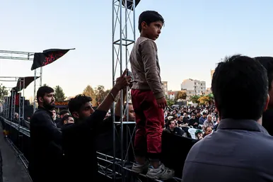 حرکت کاروان نمادین اسرای کربلا در مشهد