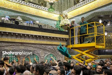 گزارش تصویری | آیین سنتی تعویض پوش ضریح مطهر امام رضا (ع)