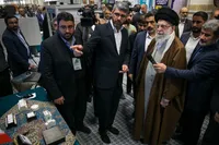 ویدئو| لحظاتی با رهبر انقلاب در بازدید از نمایشگاه توانمندی‌های بخش خصوصی