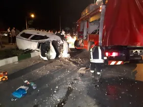 امدادرسانی آتش&zwnj;نشانان به مصدومان سانحه رانندگی در بلوار نماز مشهد