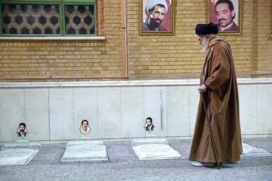 گزارش تصویری | حضور رهبر معظم انقلاب در مرقد مطهر بنیان‌گذار کبیر جمهوری اسلامی ایران و مزار شهدای نظام و دفاع مقدس (۱۱ بهمن ۱۴۰۳)