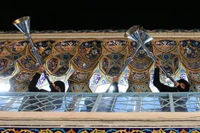 ویدئو | نقاره&zwnj;زنی حلول ماه رمضان در حرم امام رضا(ع)