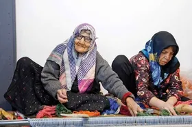 گلیم&zwnj;بافی عشق این مادر ۱۰۰ساله است