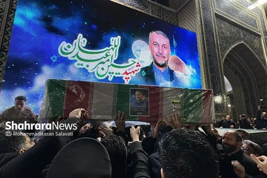 استقبال زائران و مجاوران حرم امام‌رضا(ع) از پیکر شهید امیرعبداللهیان