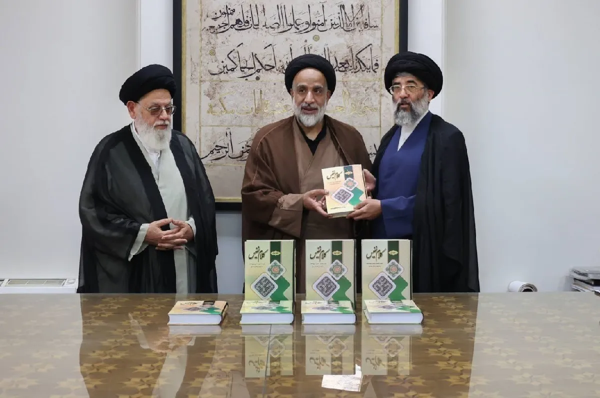 اهدای کتاب ۴ جلدی کلام نفیس با محوریت نهج‌البلاغه به کتابخانه آستان قدس رضوی