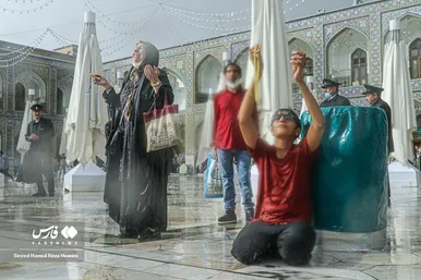 دعا و نیایش زائران زیر باران شدید در حرم امام رضا(ع)