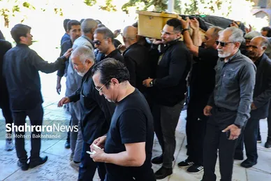 عکس‌هایی از تشییع پیکر پدر خداداد عزیزی در مشهد