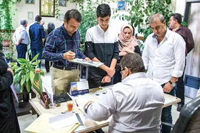 گلایه والدین مشهدی از تکرار سریال دریافت وجه هنگام ثبت نام دانش آموزان | ممنوع اما مرسوم!