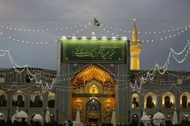 نصب کتیبه های ولادت امیرالمومنین علیه السلام در حرم مطهر رضوی+تصاویر