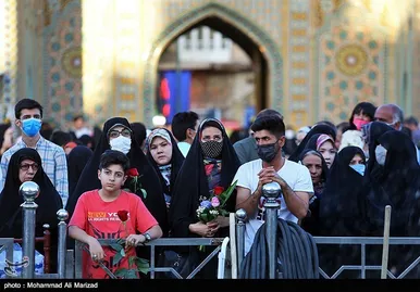 آیین تعویض پرچم گنبد حرم حضرت معصومه(س) و امام رضا (ع) به مناسبت آغاز دهه کرامت