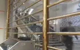 فیلمی تکان&zwnj;دهنده از هجوم مردم برای خرید دلار ۲۲ هزار تومانی!