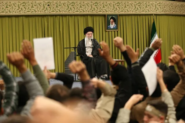دیدار دانش‌آموزان و دانشجویان با مقام معظم رهبری | آیت‌الله خامنه‌ای: بحث صرفاً انتقام نیست، بحث یک حرکت منطقی است + عکس و فیلم