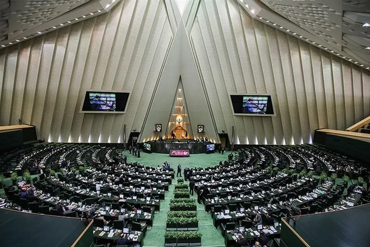 عضو کمیسیون برنامه و بودجه: بنزین گران نمی‌شود