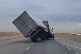 ویدئو| لحظه چپ کردن یک تریلی وسط اتوبان