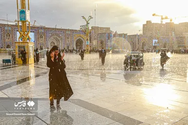 دعا و نیایش زائران زیر باران شدید در حرم امام رضا(ع)