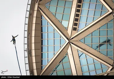سقوط آزاد از بلندترین سکوی بانجی جامپینگ دنیا در تهران