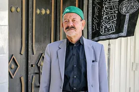 زندگیِ با افتخار، پایین پای حضرت