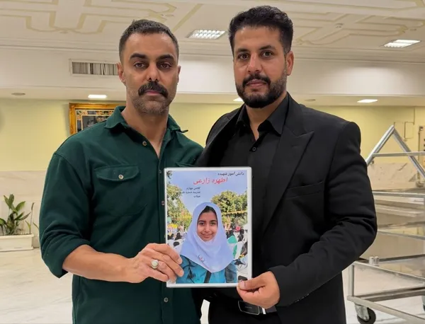 دیدار مهدی ماهانی، بازیگر با خانواده شهدای مدرسه میناب + تصاویر