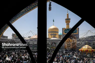 گزارش تصویری | تعویض پرچم گنبد حرم مطهر رضوی به مناسبت میلاد امام رضا(ع)