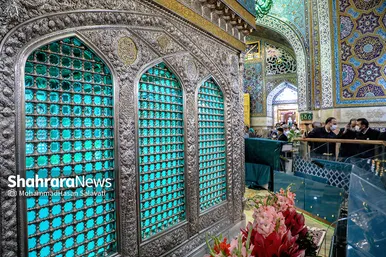 آیین تعویض گل‌های ضریح مطهر رضوی
