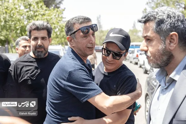 خاکسپاری مادر داریوش فرضیایی برگزار شد + تصاویر