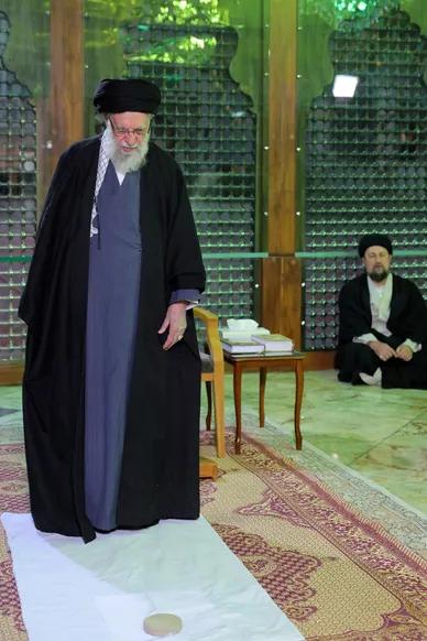گزارش تصویری | حضور حضرت آیت‌الله خامنه‌ای در حرم مطهر حضرت امام‌خمینی (ره) در آستانه دهه فجر (۱۱ بهمن ۱۴۰۴)