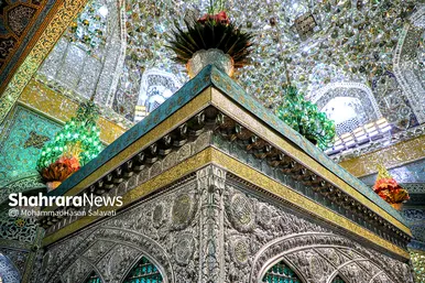 آیین تعویض گل‌های ضریح مطهر رضوی