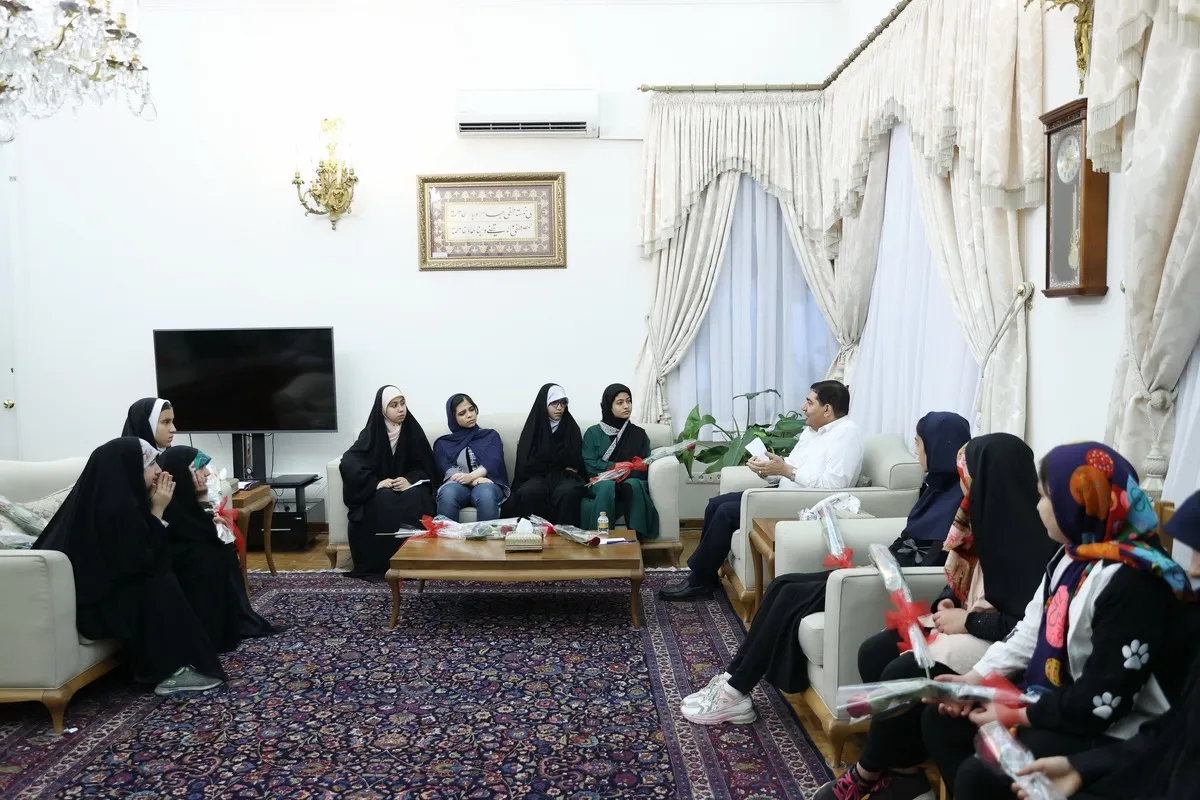 دیدار دختران نوجوان با معاون اول رئیس‌جمهور| مخبر: حضور اجتماعی باید همراه با حفظ کرامت و هویت انسانی باشد