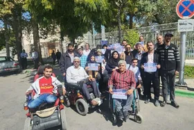 حضور معلولان مقابل استانداری خراسان رضوی برای پیگیری اجرای قانون حمایت از حقوق معلولان | ناشنوایان: می&zwnj;خواهیم صدایمان را بشنوند