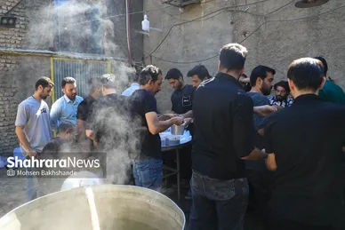 گزارش تصویری | توزیع شله نذری همزمان با شهادت امام حسن عسکری(ع) در مشهد
