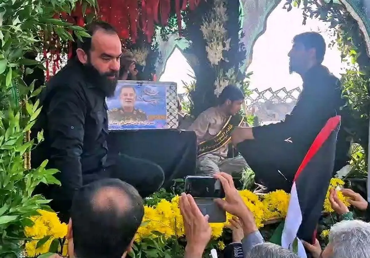 ویدئو | اهدای عبای رهبر انقلاب اسلامی برای همراهی با پیکر شهید نیلفروشان