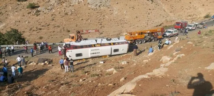 علت حادثه برای اتوبوس خبرنگاران در نقده و سرباز معلم ها در دهشیر مشخص شد + فیلم