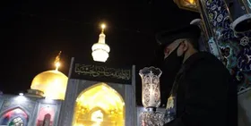 آماده سازی حرم مطهر رضوی برای مراسم خطبه خوانی شب شهادت امام رضا (ع) + فیلم