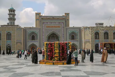 گل آرایی حرم مطهر رضوی در دهه کرامت 