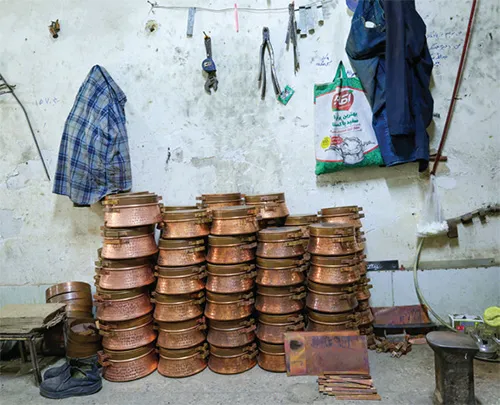گفت وگو با هنرمندان مسگر در مشهد | صدای چکش در غبار کارگاه های فراموش شده گفت وگو با هنرمندان مسگر در مشهد | صدای چکش در غبار کارگاه های فراموش شده