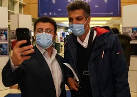 واکنش عادل فردوسی&zwnj;پور پس از دیدن &laquo;بی همه چیز&raquo; در جشنواره فیلم فجر + فیلم