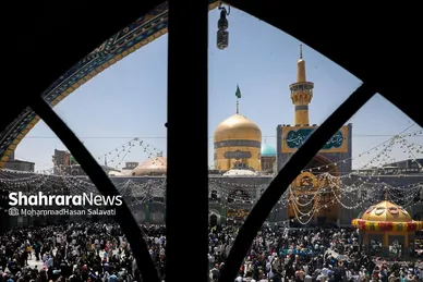 گزارش تصویری | تعویض پرچم گنبد حرم مطهر رضوی به مناسبت میلاد امام رضا(ع)