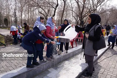 کاشت گل‌های بهاری توسط دانش آموزان در مشهد